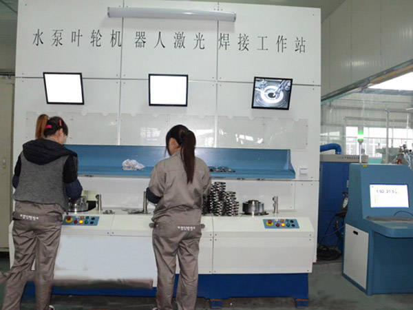 Automatic robot welding station